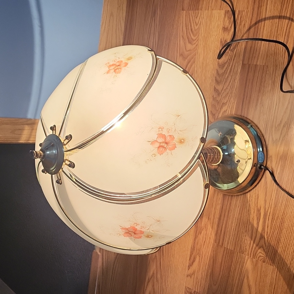 22" brass floral portable glass lamp Underwriters laboratories Inc vintage